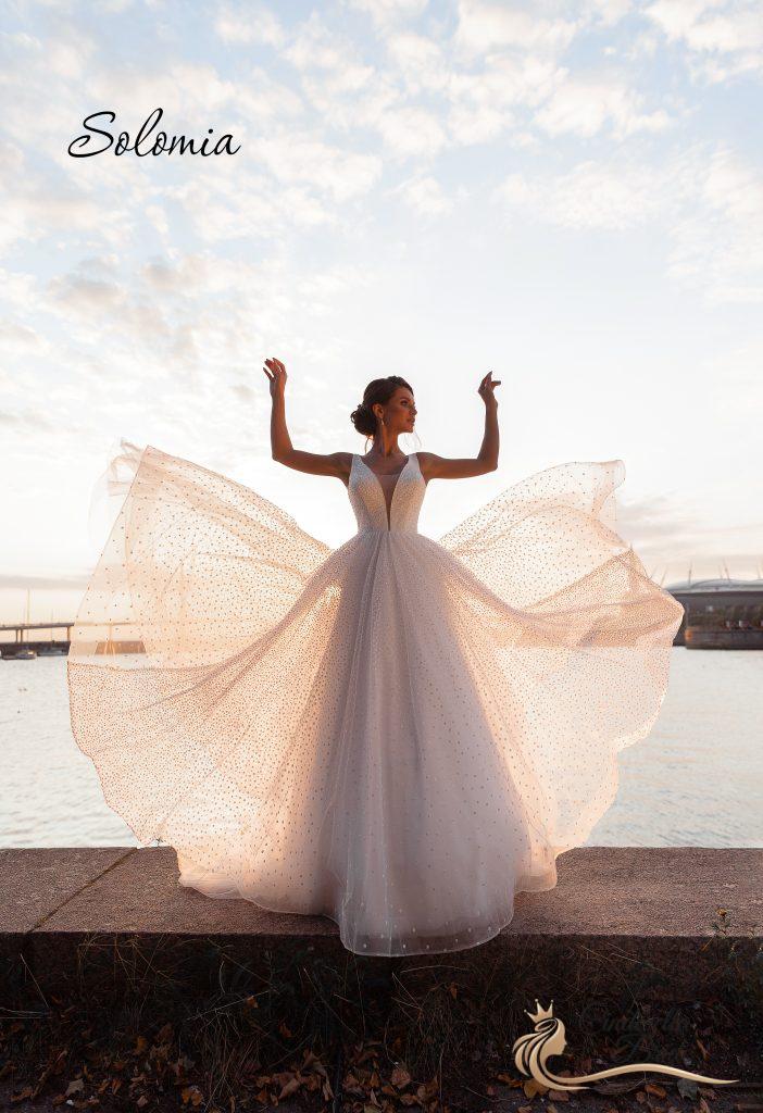 Nádherné, moderné svadobné šaty Solomia ponúka svadobný salón Cinderella Bride v Malackách. S láskou k nevestám.