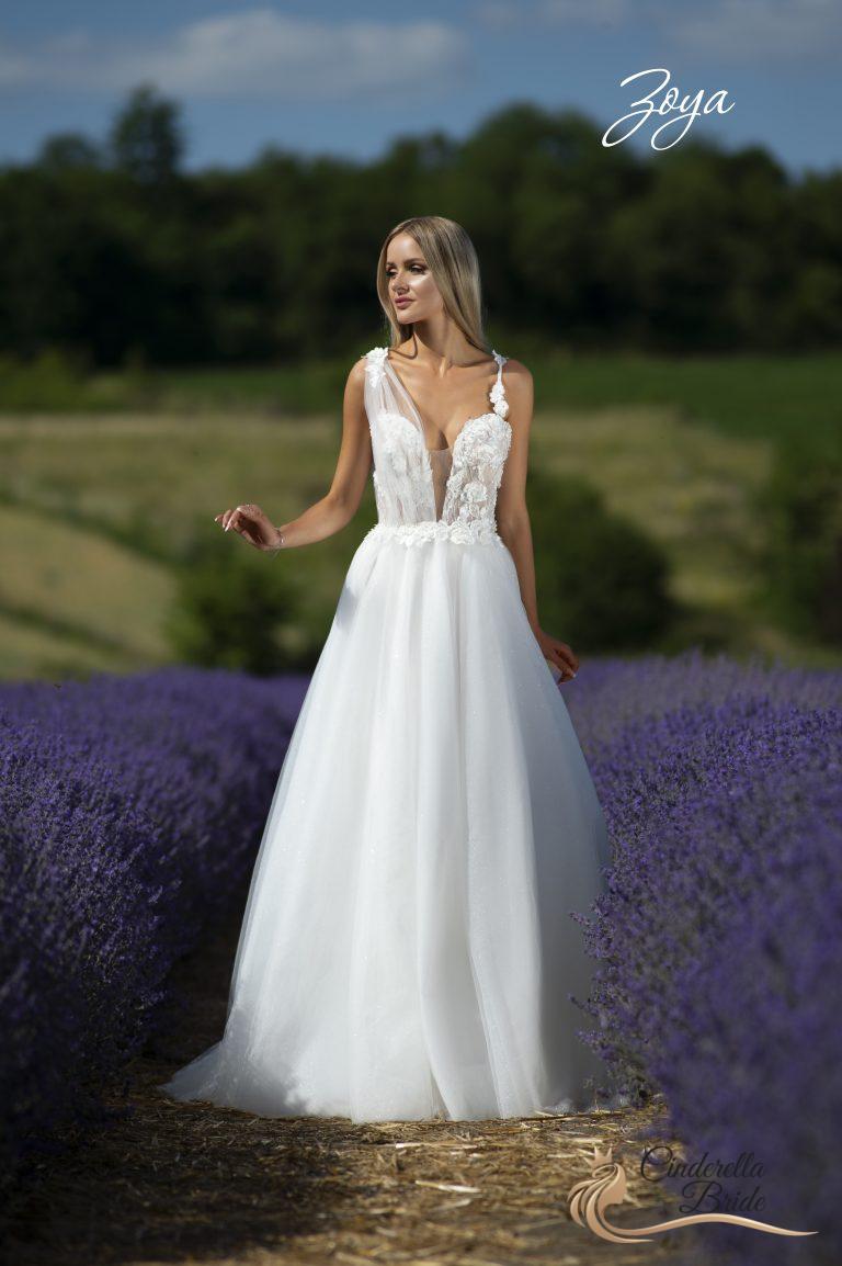Nádherné, moderné svadobné šaty Zoya ponúka svadobný salón Cinderella Bride v Malackách. S láskou k nevestám.